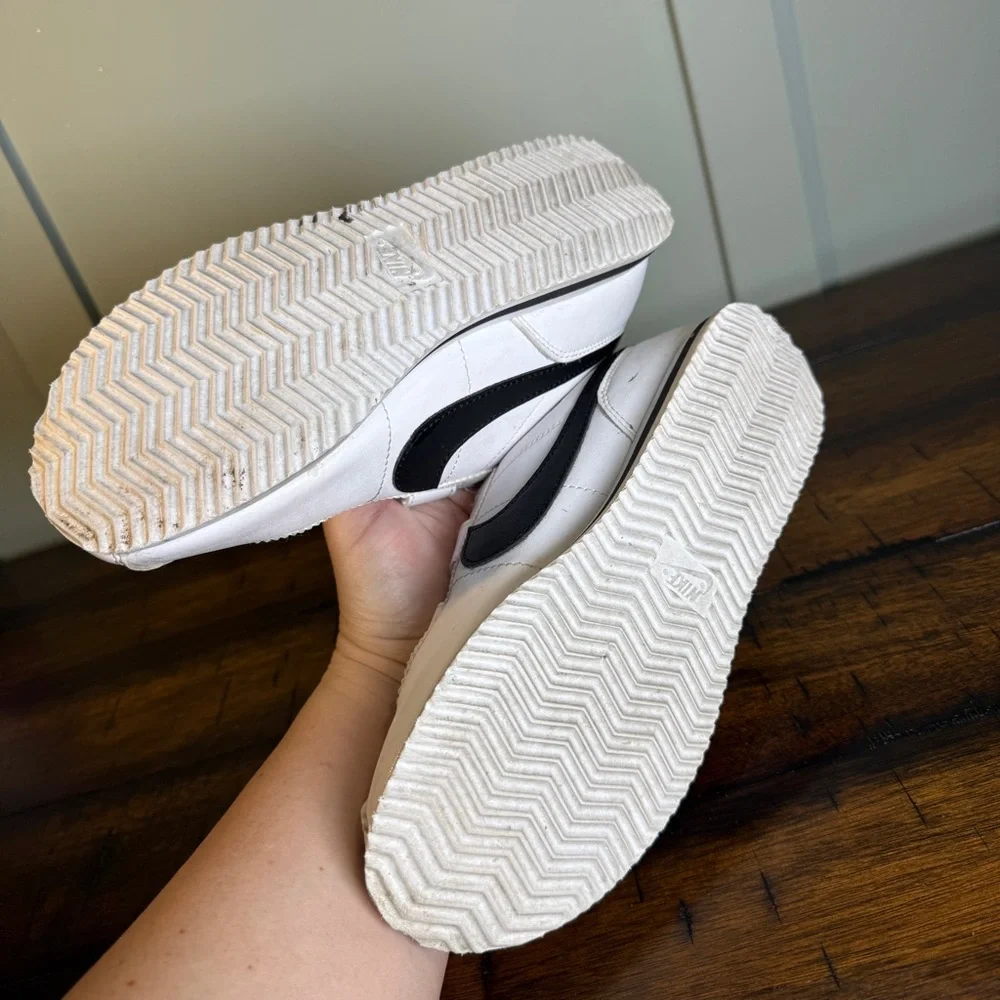 Nike White and Black Velcro Sneakers youth size 3‎ Y